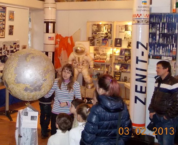 Юлия Ковшарь проводит экскурсию в музее