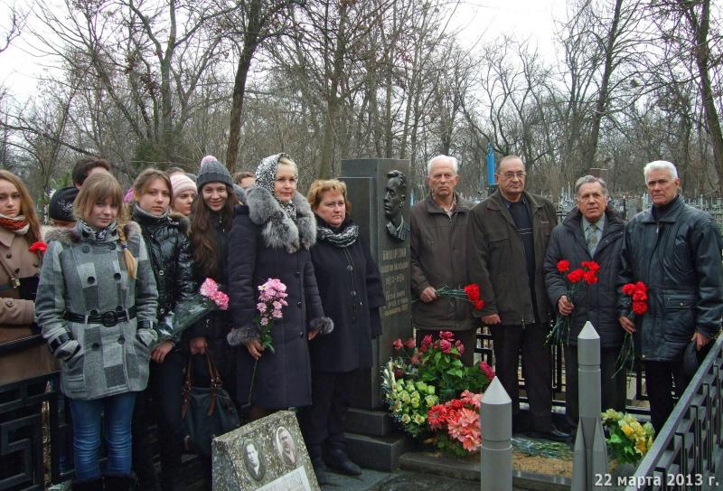 У могилы Валентина бондаренко, 2013 г