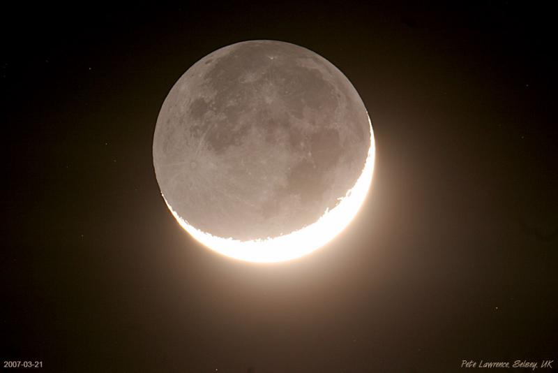 http://planetarium-kharkov.org/files/images/Earthshine_moon.preview.jpg