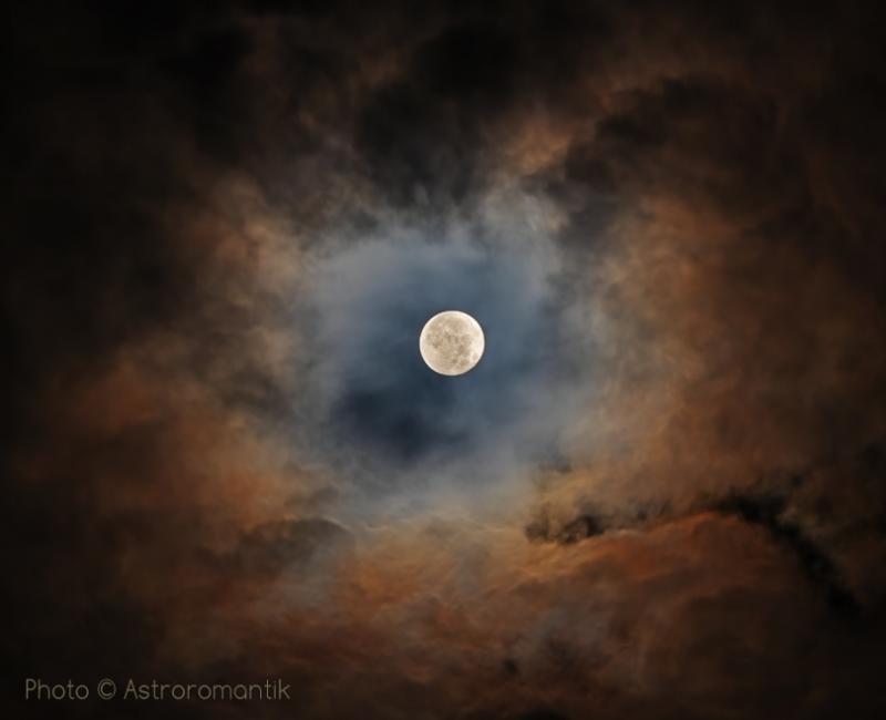 Місяця прикрашає нічне небо кольоровими хмарами
